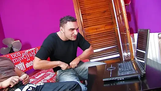 Çoraplı erkek delisi üçlü sekste sert sikiliyor