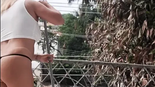 Я и Дай Белан почти голые, мыли балкон квартиры, а соседи наблюдали за нами