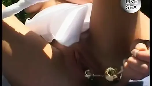 Sie genießt in masturbation im freien
