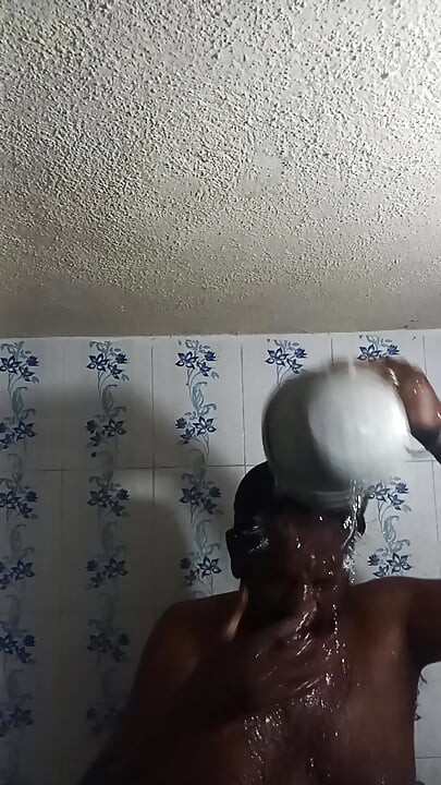 อาบน้ําให้ตัวเอง