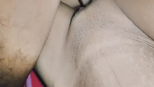 Kakak tiriku yang tua mencukur rambut kemaluanku dan mengisapnya.
