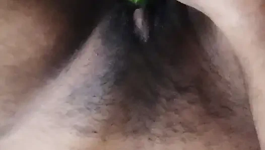 Büyük memeli kaltak kendisiyle oynuyor ve salatalık ile kendini sikiyor