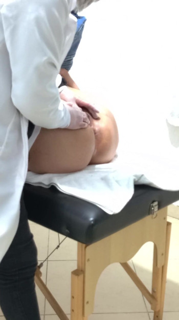 Ključni trenutak iz filma "Ginekolog obavlja rektalni pregled s prstima u njezinoj guzici."