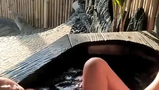 Genç çifti açık havada verandada sikiyor