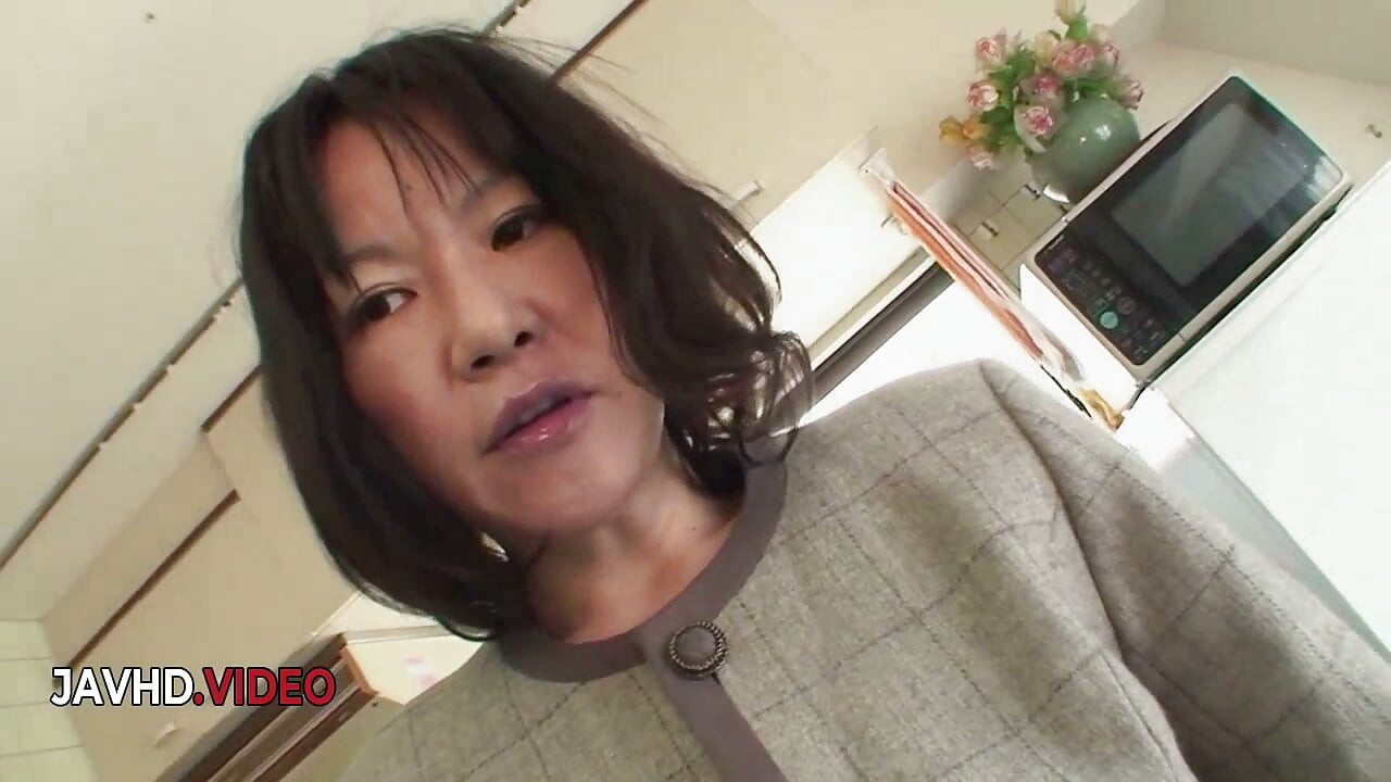 La mature Kiyoe Majima utilise un vibromasseur sur sa chatte poilue
