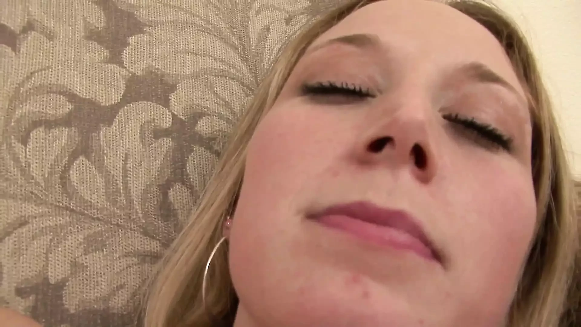 Mon amant, une femme excitée, se fait baiser la chatte