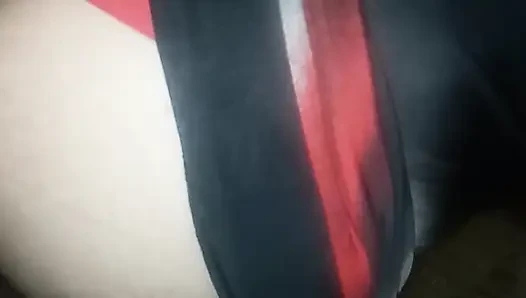 Elbisesini kaldırıyorum ve sikimi içine sokuyorum