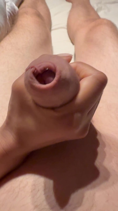 Daniel's Cock explode, suas mãos tailandesas jogam e deslizam em sua porra quente