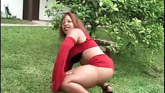 Si cantik bertubuh penuh mengambil kontol di mulutnya di sofanya