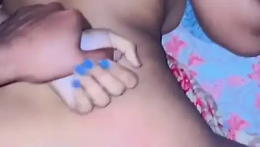 Desi bhabhi meletakkan kondom di kontol dan mulai bercinta dengan pose cowgirl