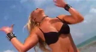 Thais provoca na praia fm14