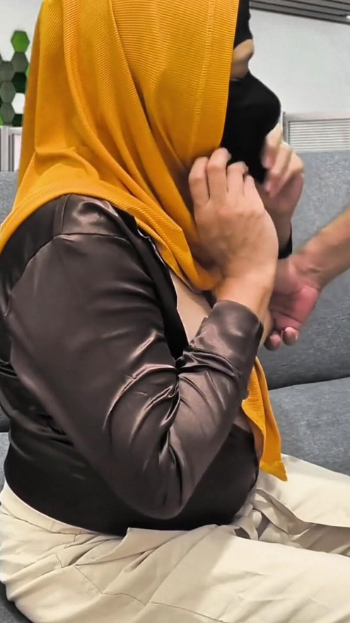 Gadis berhijab berhubungan seks dengan bos untuk dipromosikan di seks kantor | Clip 1