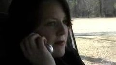 Милфа дрочит член и пьет сперму в ее машине в любительском видео