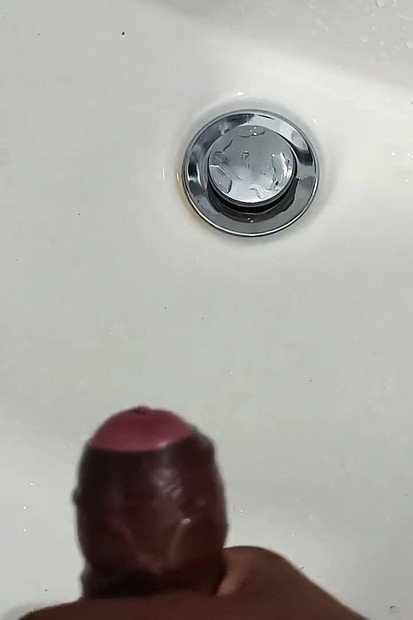 Ružičasta glava penis svršava u sudoper - ukusna sperma od debeljuškastog dječaka