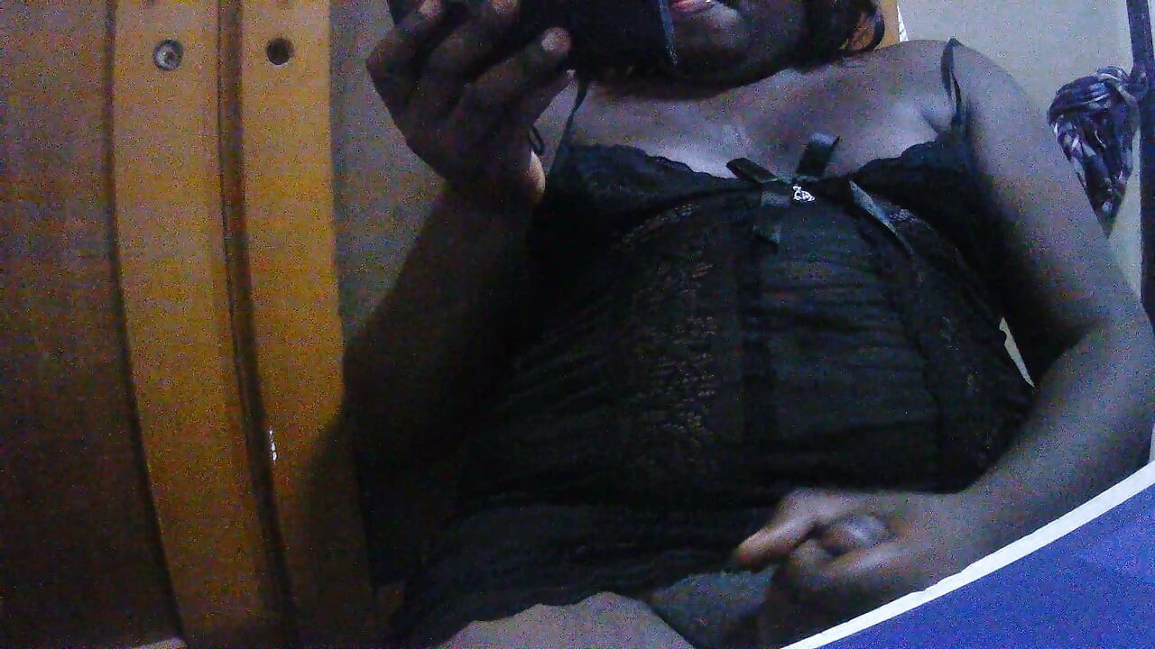 virgem crossdresser mostrando sua bunda e masturbando até porca