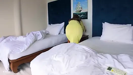 Ein Hotelzimmer Mit Einer Heißen Stiefmutter Zu Teilen, Ist Schwer Zu Widerstehen