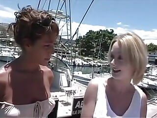 Blond tjej gör 69 när hon segling på en båt