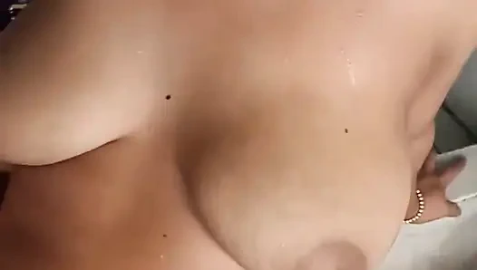 Tetanggaku di teras kamar mandi dengan pantat aduhai cewek hot rambut cokelat ini adalah tempat tinggalnya di kanada i