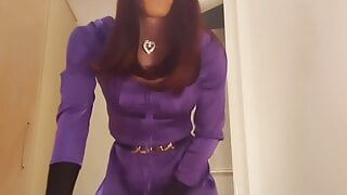 Jess gode en soie dans une robe en satin violet et une veste violette moulante avec une perruque rouge