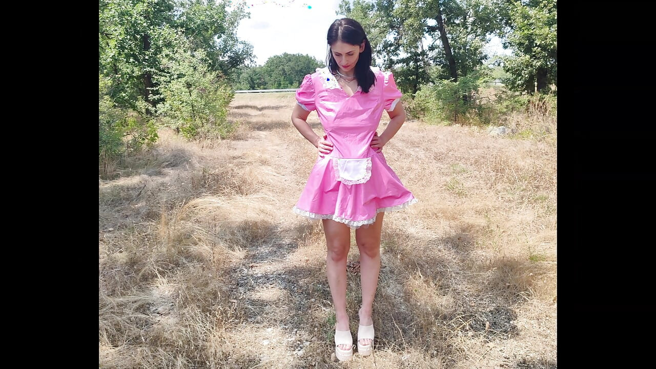 노예 창녀가 고속도로에서 분홍색 엉덩이를 보여줍니다.