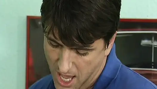 Сногсшибательная немецкая крошка сосет хуй после горячего экшена с писсингом