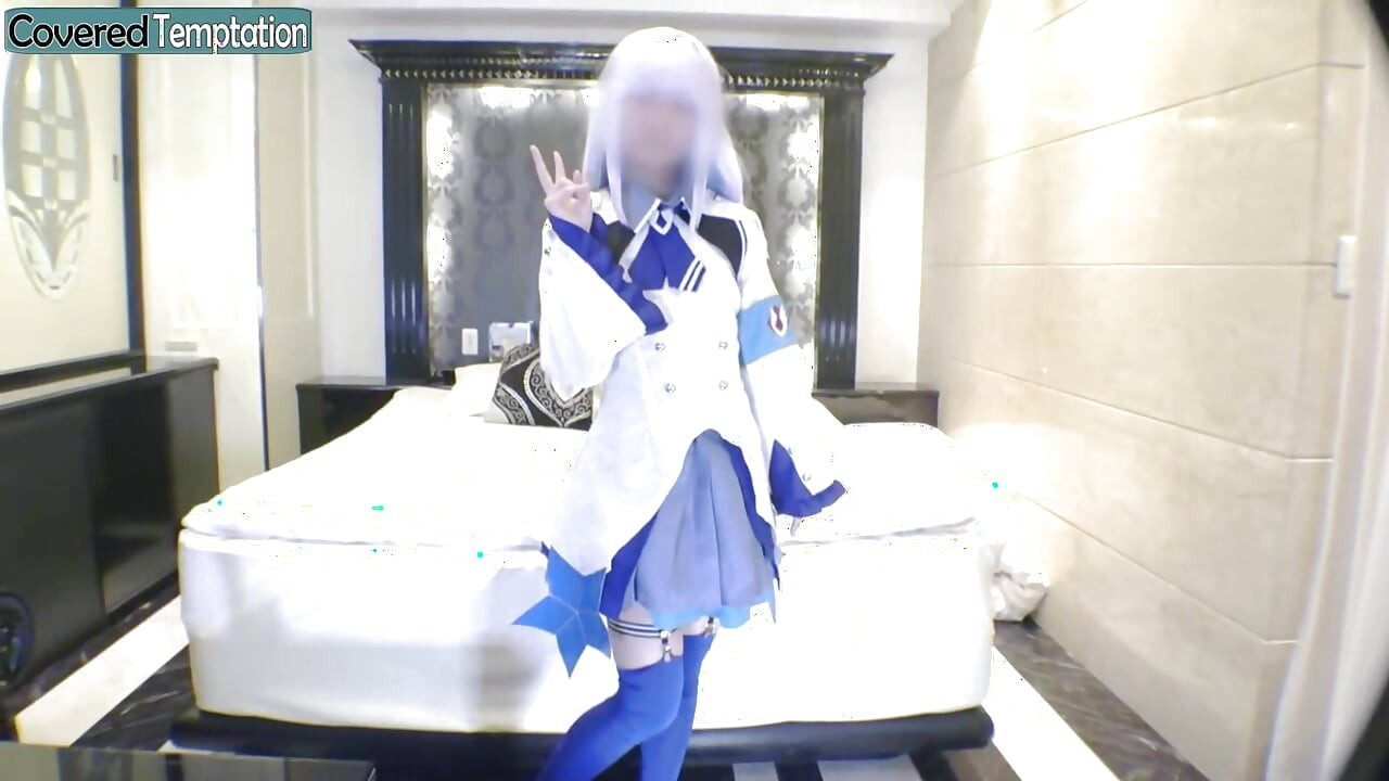 El momento de cosplay provoca emoción tímida mientras una esbelta recién llegada explora la curiosidad juguetona