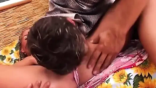 Geile MILF wird in wilden couch-fick-fest geritten
