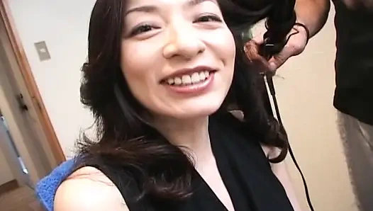 Japanische MILF liebt es, mit spielzeug zu spielen