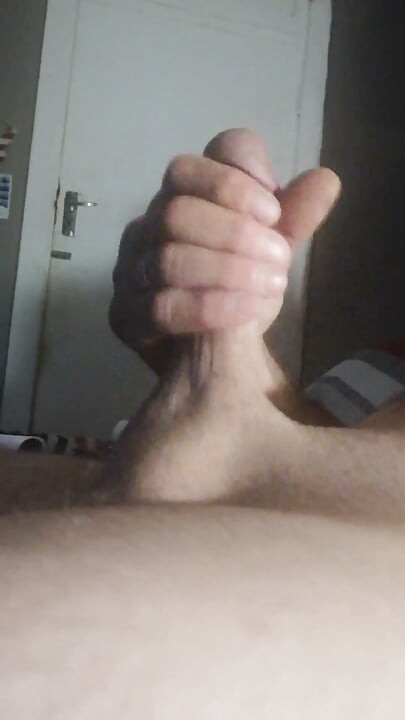 Speel met mezelf terwijl ik porno kijk terwijl mijn kamergenoot kon horen