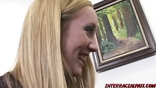 Denise dünyayı tek seferde bir dev siyah yarağı kurtarmaya yardım ediyor