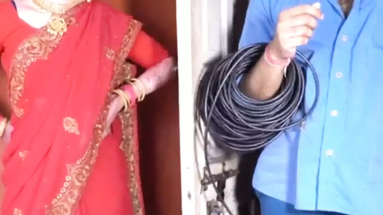 Wanita desi India menikmati keseronokan dengan kawan suami yang jelas suara Hindi