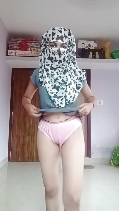 Desi school girl show her boobs