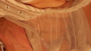 Crossdresser en lingerie blanche soyeuse (thlin1010707inter)