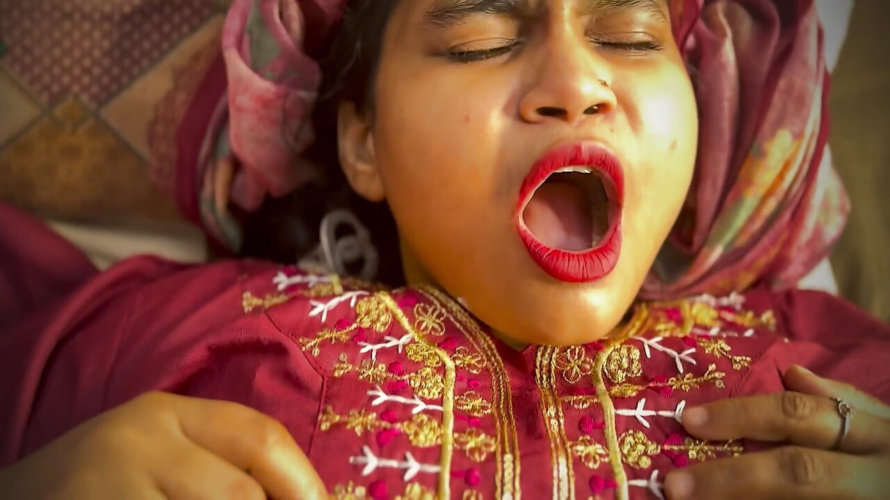 Desi Mallu Bhabhi Hardcore Fuck With Her Debar When Her Husband Not At Home Hindi Video