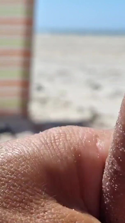 Rizično drkanje na plaži - drka mi kurac dok ljudi šetaju | Klip 2