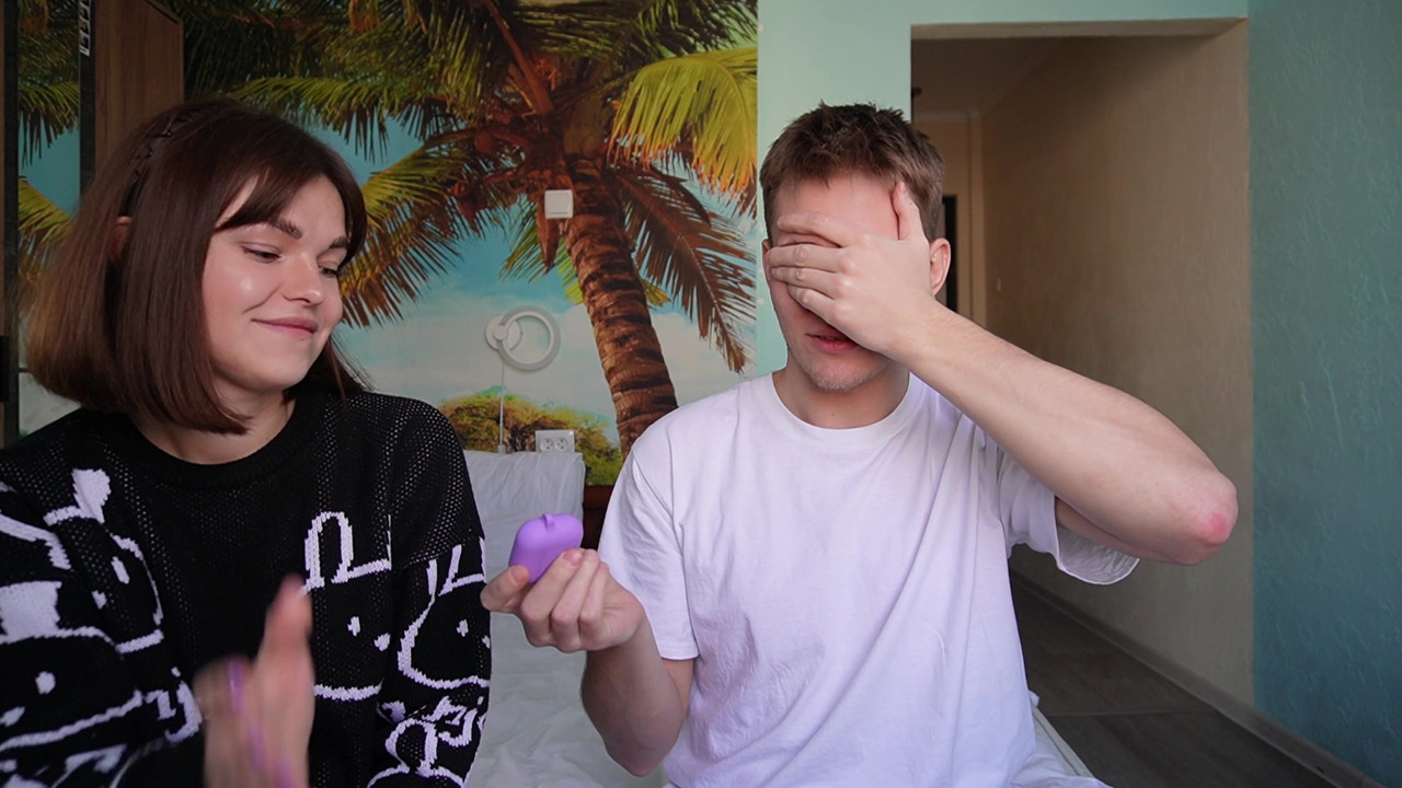 流行的在线游戏在视频博客期间变成继兄弟和继妹之间的性爱