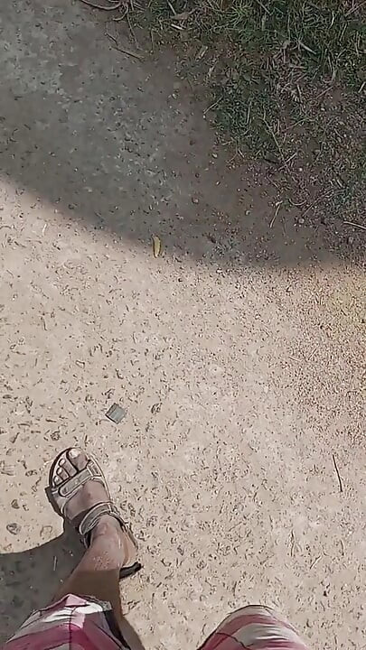 Açık havada sikişiyor anal ve amcık eşcinsel oğlan