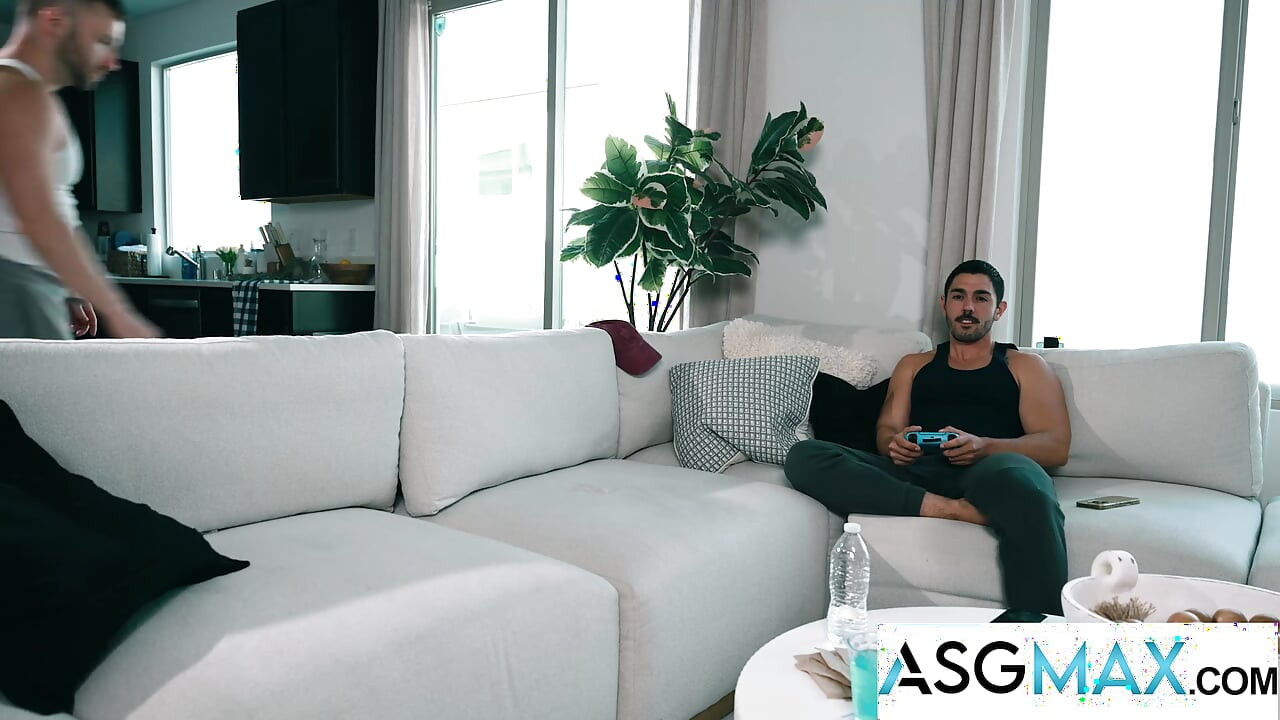 I film di INCULATA - Miles Fallon piscia sul fratellastro prepotente prima di scopare inculata!