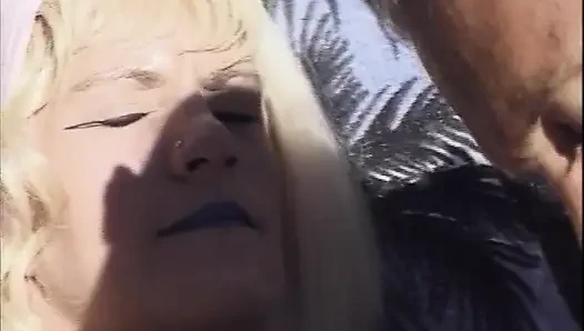Blondine aus deutschland mag es, ihr analloch penetrieren zu lassen