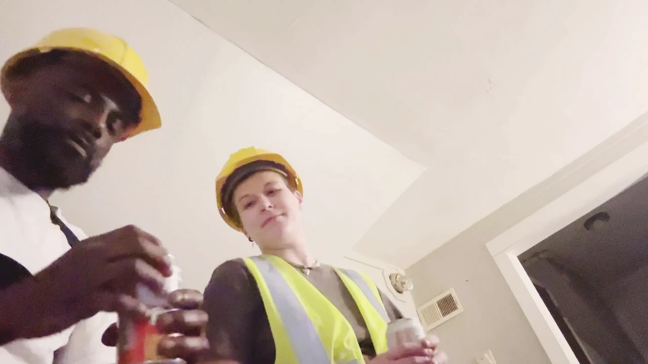 壮男女同性恋决定第一次尝试鸡巴并操她的同事