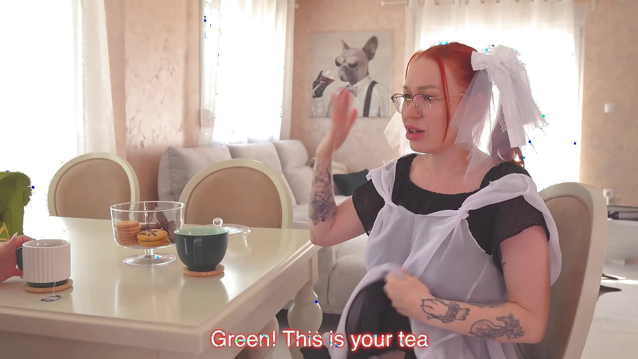 Ateşli kızıl saçlı öğrenci arkadaşını aynı yatakta takma yarakla sikiyor