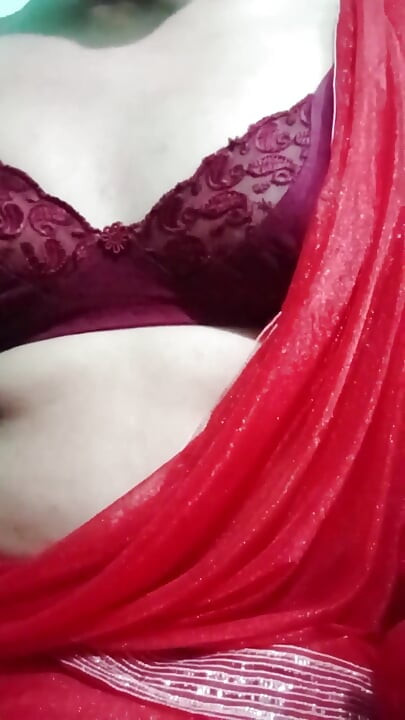 Indisk Gay Crossdresser Botten Gaurissy Pressar på sina stora bröst och känner sig kåt i röda Saree med tunga Jwellery