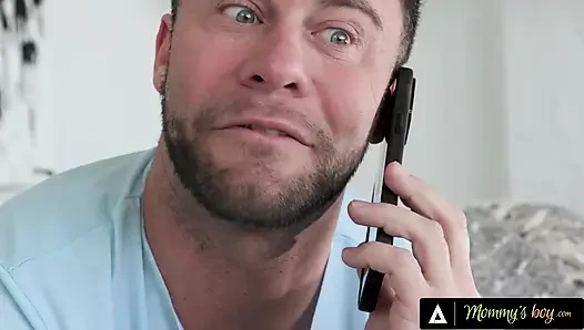 Annesinin oğlu - Kitana Montana kayınpederine büyük yeni memelerini gösteriyor ve sonra göğüslere boşalmak için yalvarıyor