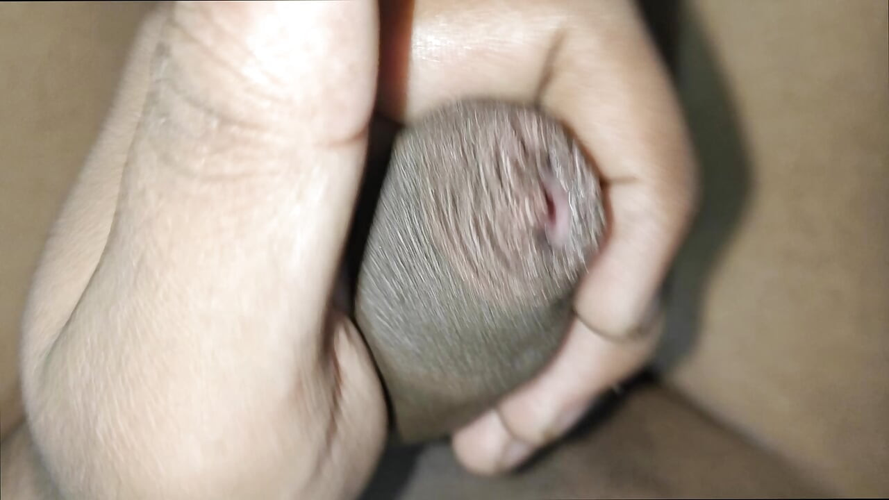 Un jeune mec se branle et a un orgasme puissant