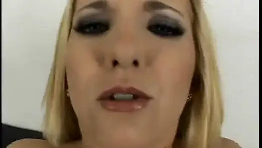 Azgın yarak emiyor sarışın sürtük ıslak amına yarak alıyor