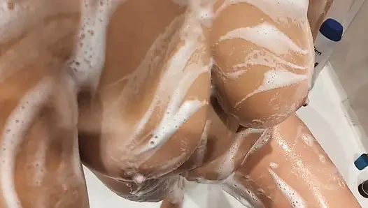 Hei saudara tiriku, lihat toketku di kamar mandi dan aku boleh entot kontolmu