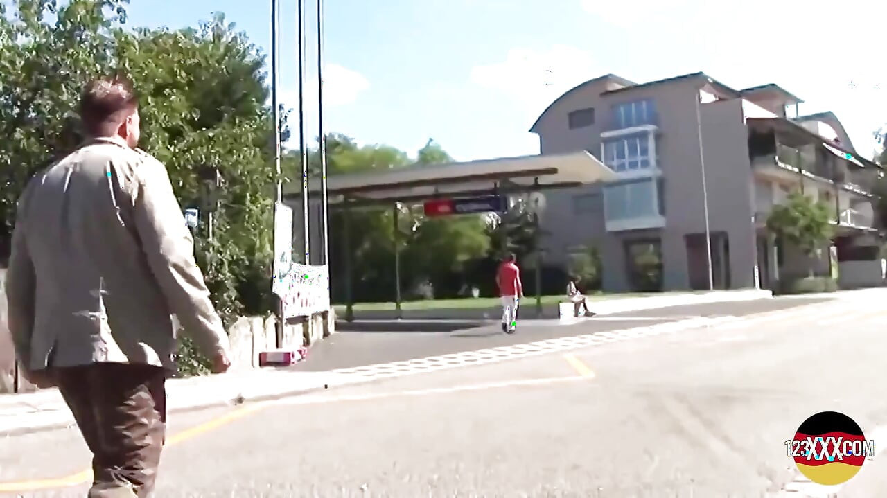 Safada morena de cabelos curtos quer esse pau grosso