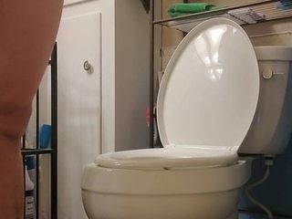 O pulă mare cu piercing se masturbează în baia mea
