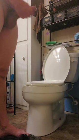 Une grosse bite percée se branle dans ma salle de bain