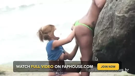 Моя подруга встретила подругу-лесбиянку на пляже